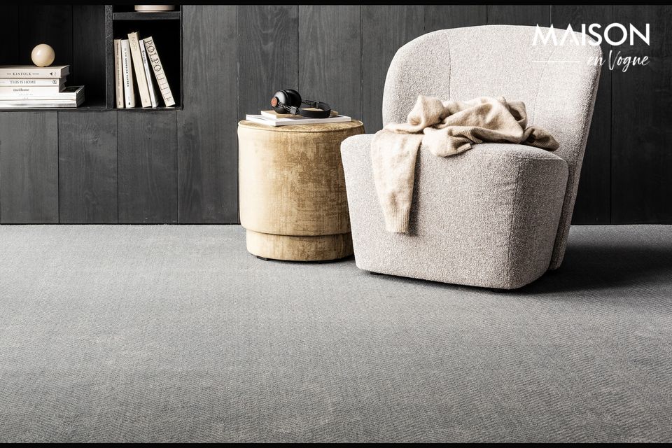 Sleek armchair in beige fabric