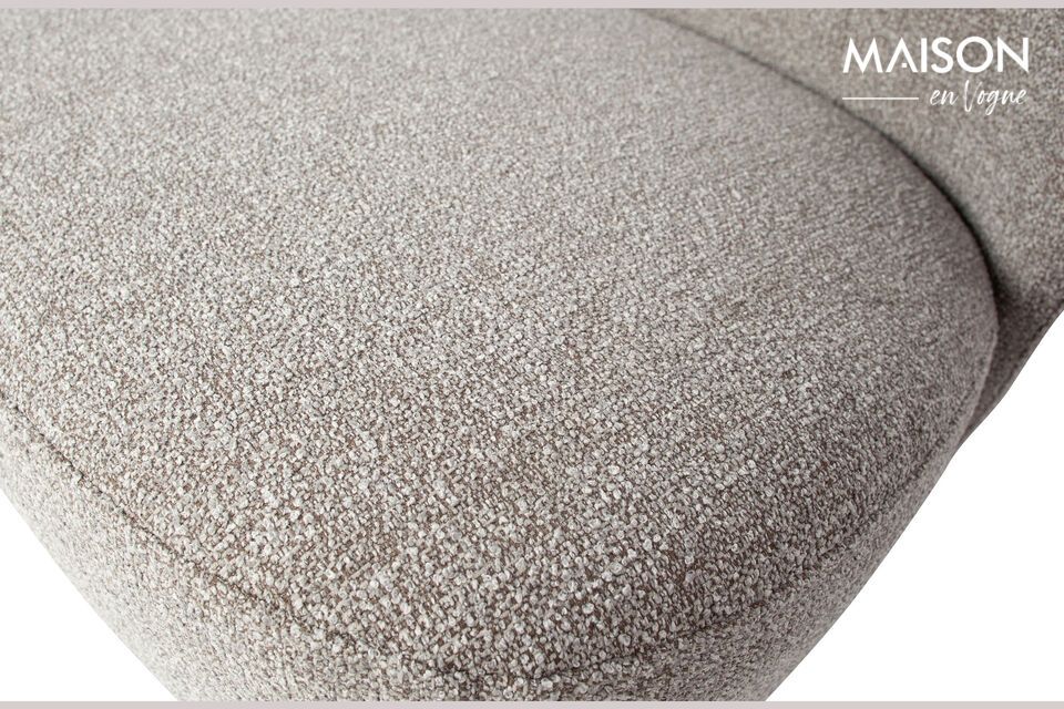 The armchair has dimensions of 75x68x72 cm