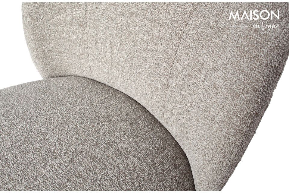 The plastic legs under the chair are 2,5 cm high