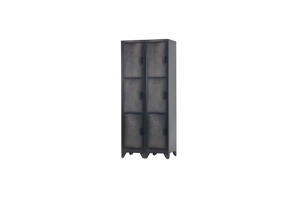 Avec ses trois portes de casier et ses trois étagères derrière
