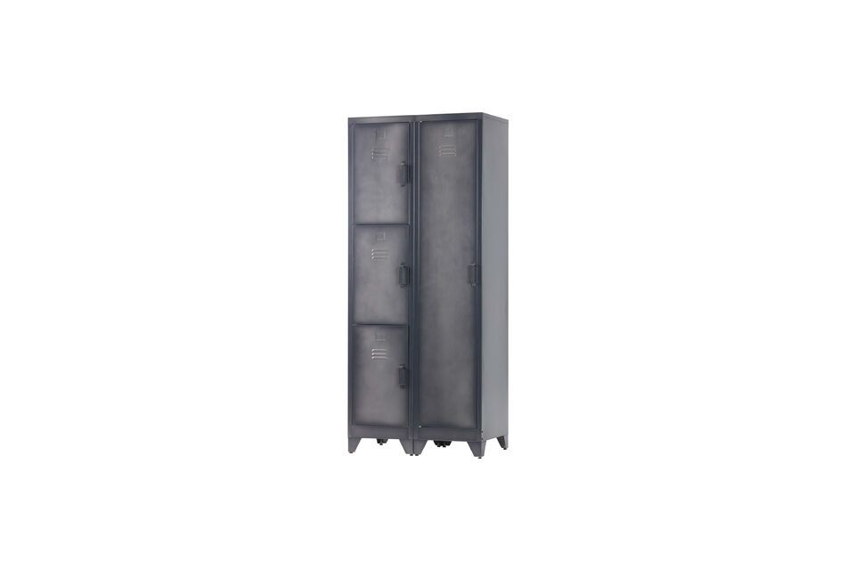 Cette armoire en métal robuste et industrielle offre un grand espace de rangement pour toutes vos