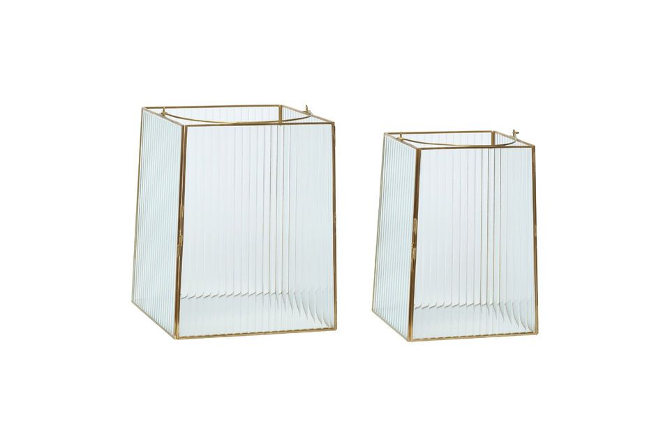 Ce lot de deux lanternes Ripple combine verre transparent et finitions en laiton pour offrir un