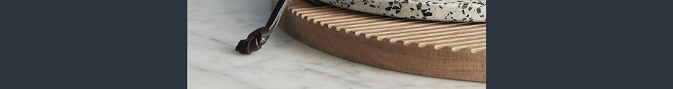 Mise en avant matière Lot de 2 planches à découper rondes en bois de chêne clair Monarch