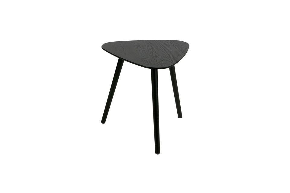 Les tables ont une finition noire qui leur confère un design élégant
