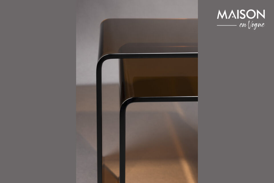 Cet ensemble de tables basses se compose d\'une grande et d\'une petite table qui s\'emboîtent