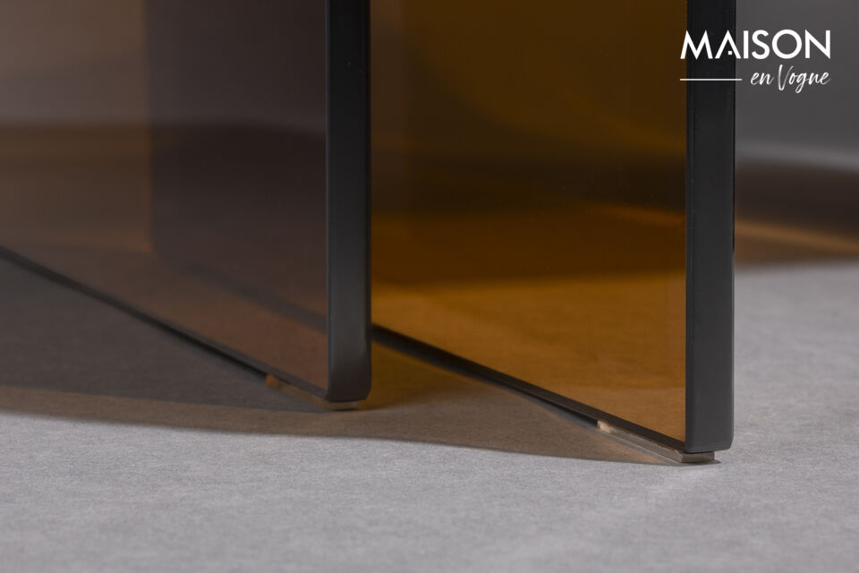 Le mobilier est fabriqué en verre transparent courbé d\'une seule pièce, sans joints