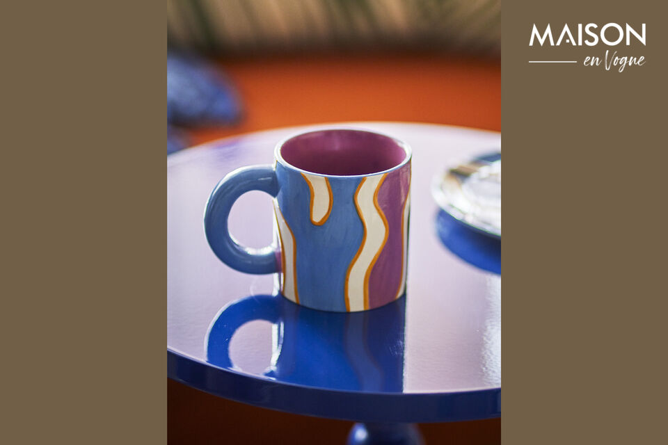 L\'ensemble de 4 tasses Salacia est orné d\'un motif ondulé abstrait bleu aux nuances roses et