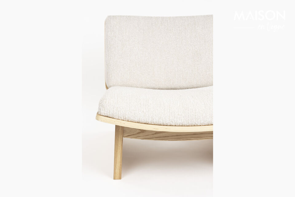 Has a striking base made of light-coloured ash wood