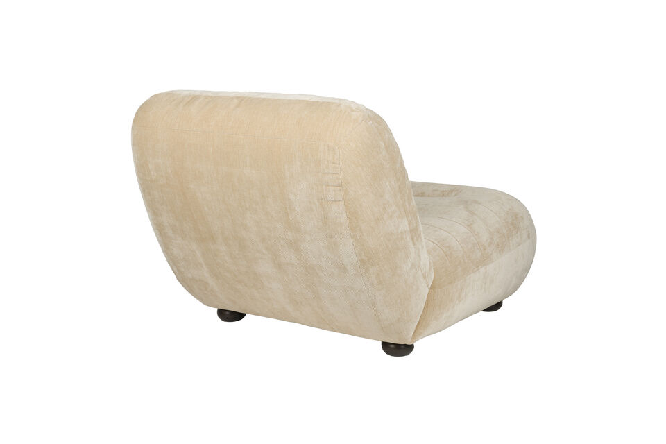 The round shapes, which extend to the legs, give it a warm look and rich feel