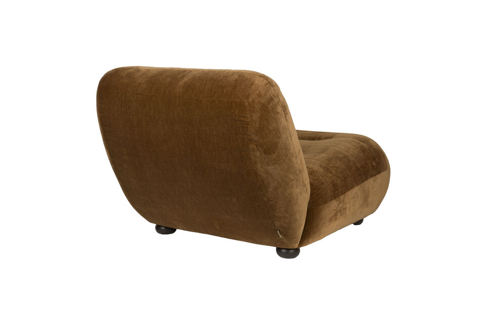 The round shapes, which extend to the legs, give it a warm look and rich feel