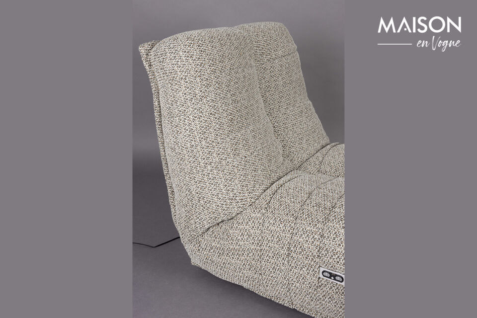 So ist das Möbelstück sogar mit einem USB-Anschluss ausgestattet