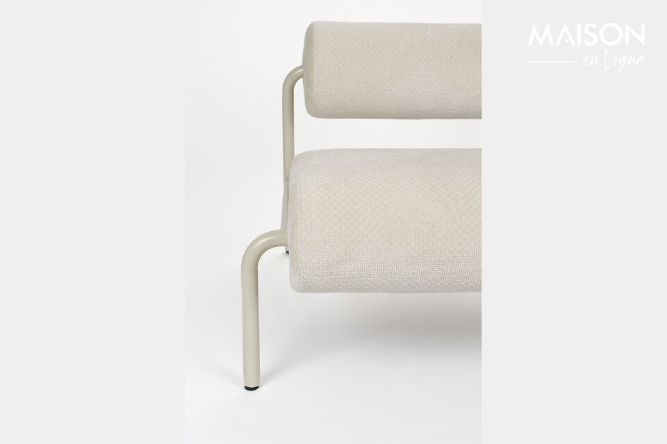 Door het beige buisframe oogt deze design loungestoel rank en houdt het je zithoek ruimtelijk