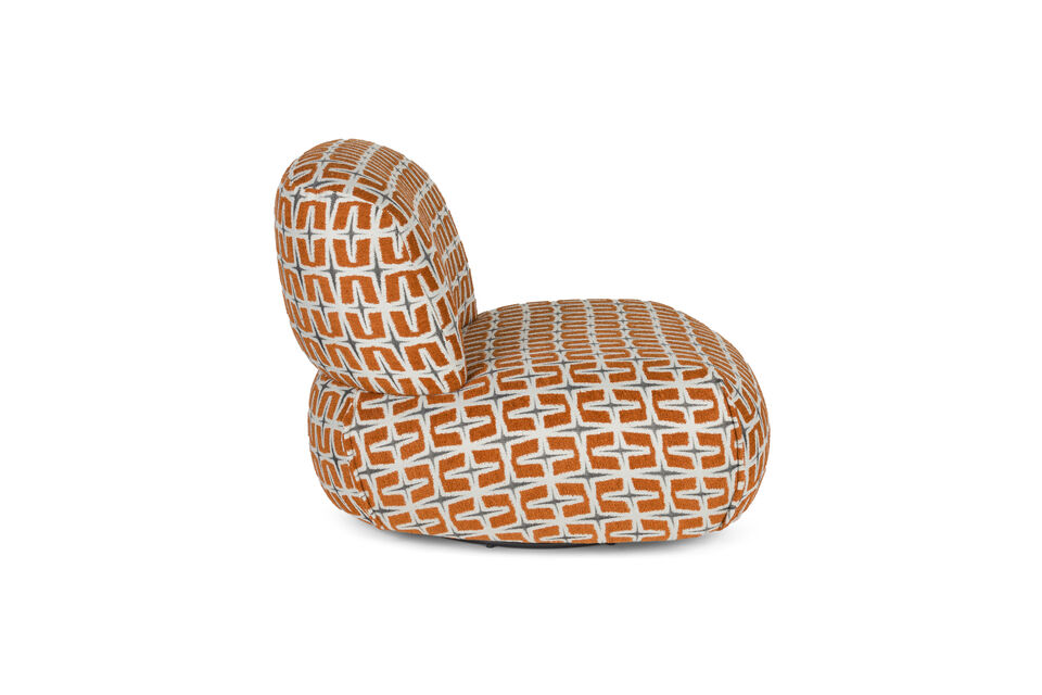 De funky bekleding met grafische print en verschil in structuur geeft een speelse look
