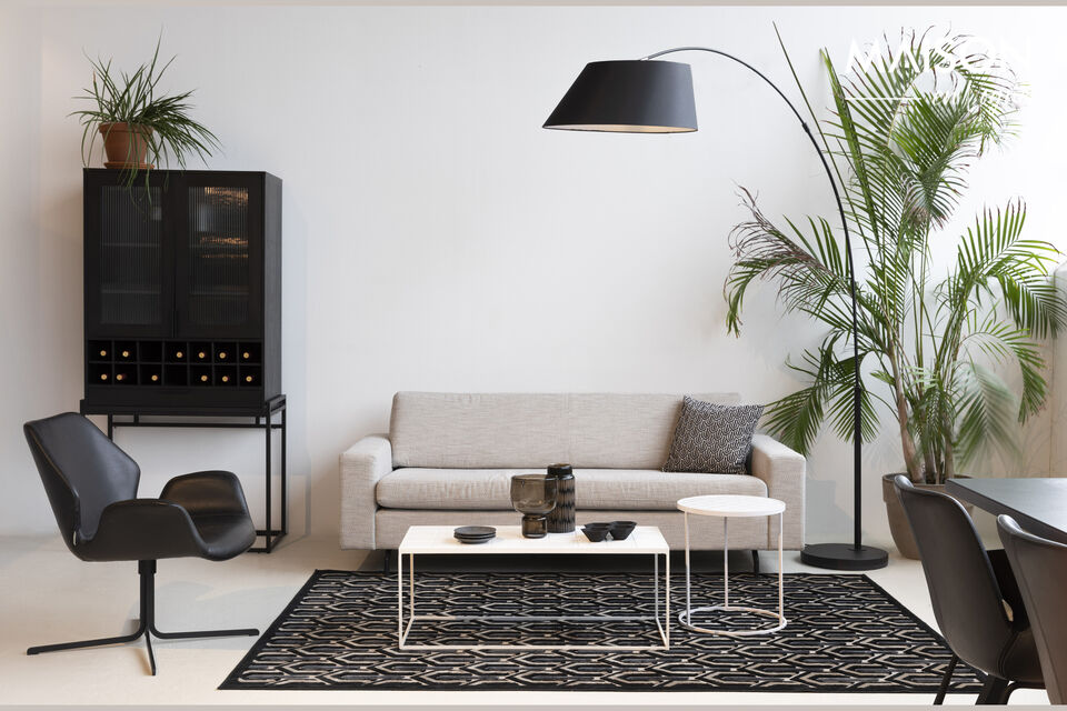 De brede rugleuning and de 50,5 cm diepe zitting bieden een comfortabele plek om te ontspannen