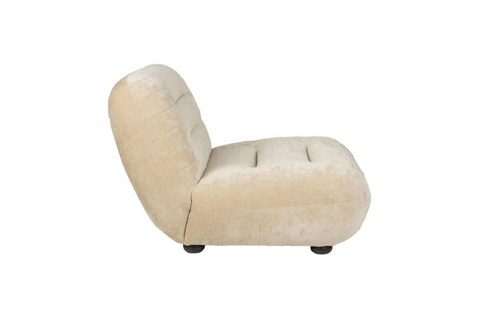 Dankzij het grote zitoppervlak kruip je namelijk heerlijk weg in deze fauteuil