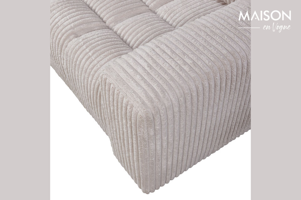 Die raffinierten Linien dieses Sofas sind sofort erkennbar und verleihen Ihrer Einrichtung einen