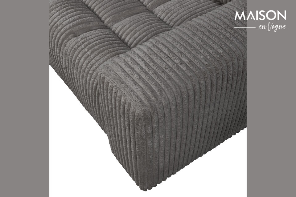 The refined lines of this sofa are instantly recognisable and give your interior a luxurious touch