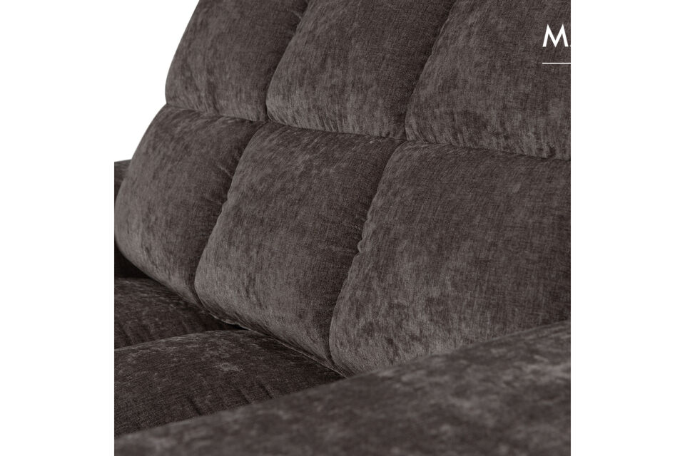 The refined lines of this sofa are instantly recognisable and give your interior a luxurious touch