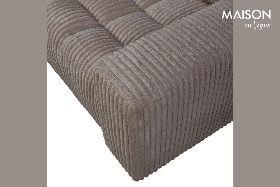 Die raffinierten Linien dieses Sofas sind sofort erkennbar und verleihen Ihrer Einrichtung einen