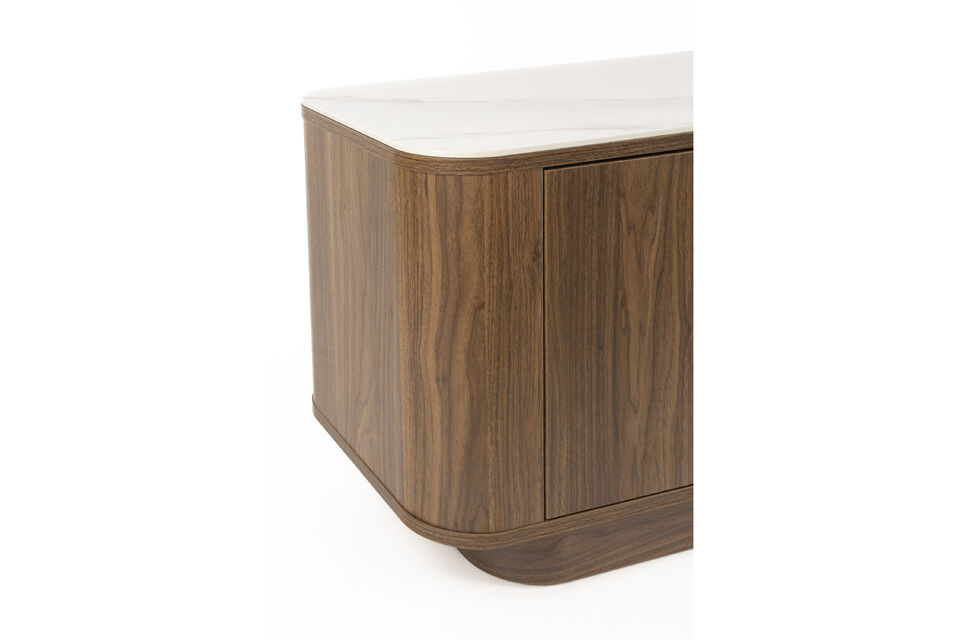 Thanks to the smart design with ample storage options