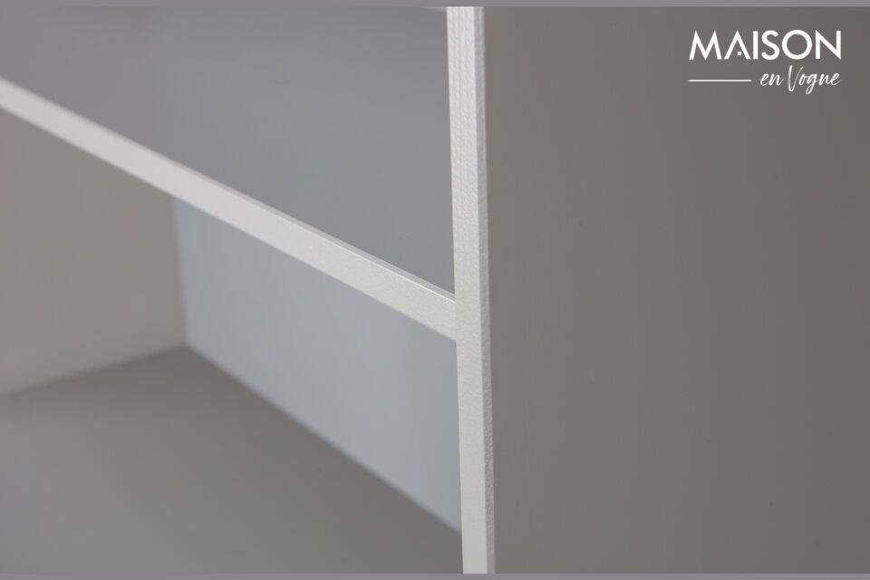 A combination of pine and metal, it has a cloud gray color, which gives it a timeless look