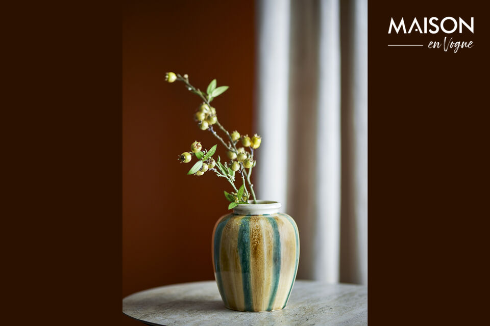 De Rahima vaas van Creative Collection is versierd met handgeschilderde verticale groene strepen die