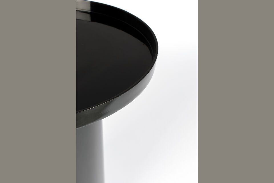 Combina la mesa auxiliar Shiny Bomb con la mesa de centro a juego para crear un efecto visual