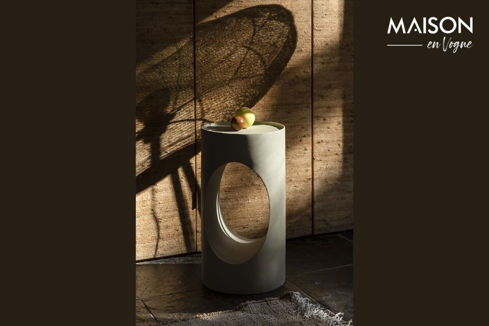 Aporta un estilo versátil a tu hogar con esta mesa.