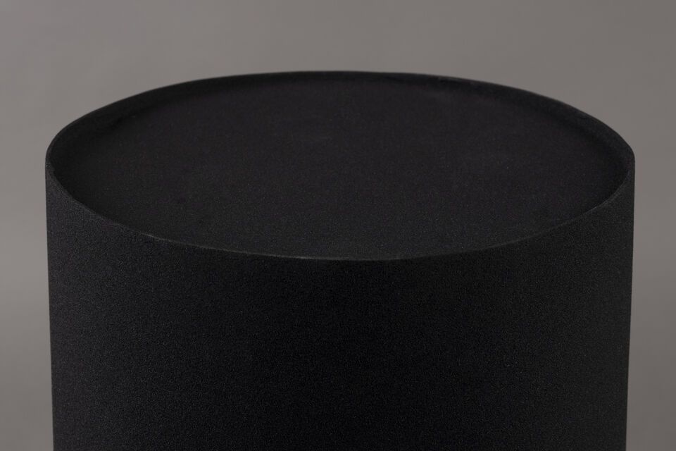 Descubra la elegante sencillez de la mesa auxiliar de hierro negro Sai