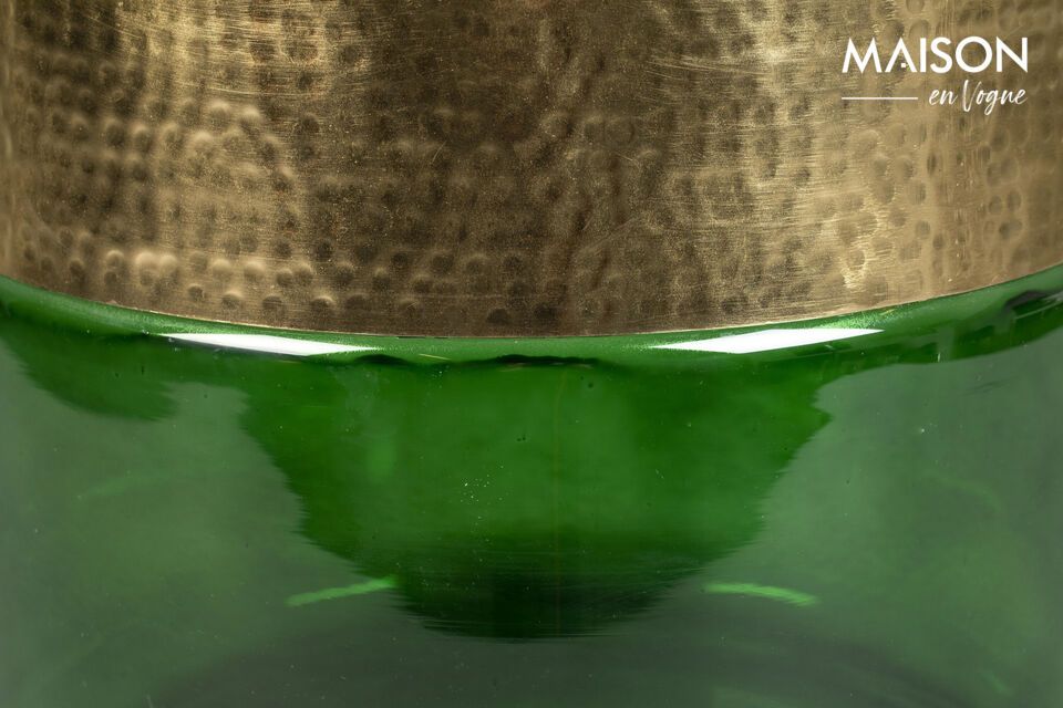 Descubra el encanto único de nuestra mesa auxiliar de hierro verde Cave