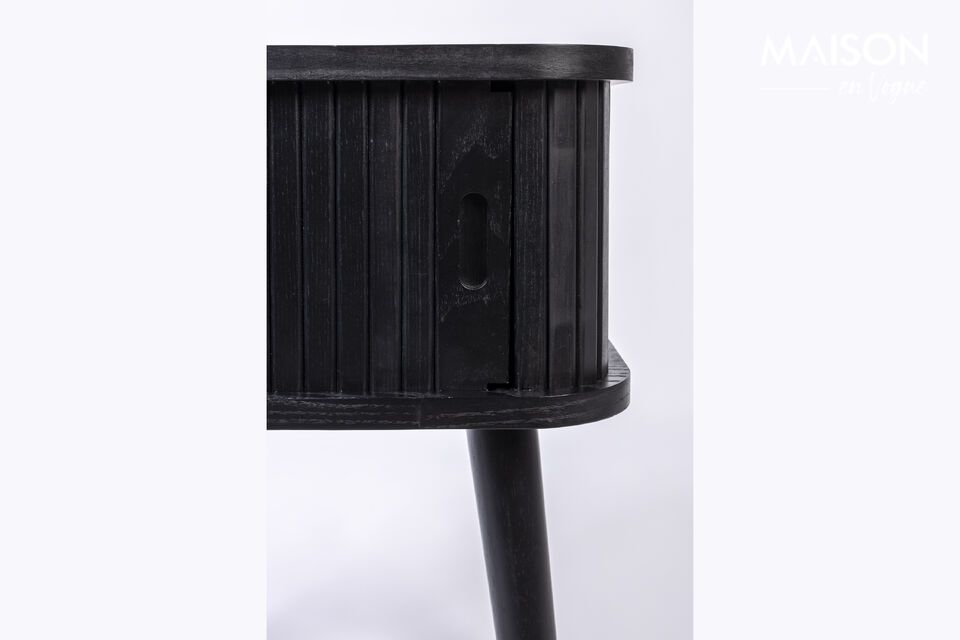 Descubra la elegancia y la funcionalidad combinadas con nuestra mesa auxiliar de madera negra