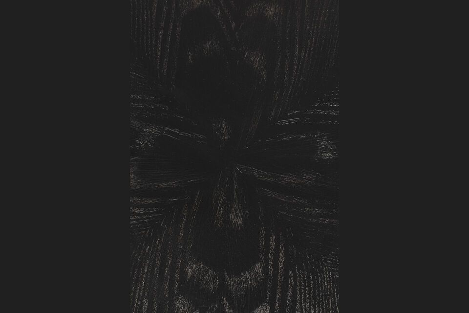 Elegancia y funcionalidad con nuestra mesa de madera negra.
