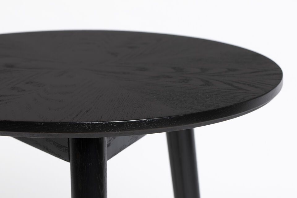 Fabricada en madera de calidad y acabada en un elegante color negro