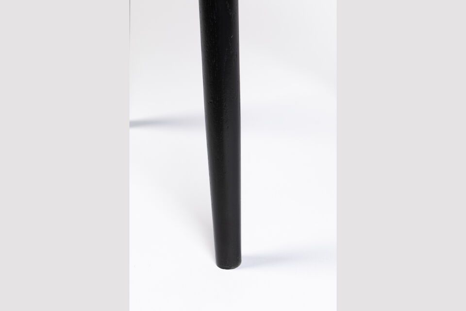 Su color negro hace que sea fácil de combinar con otros muebles y colores