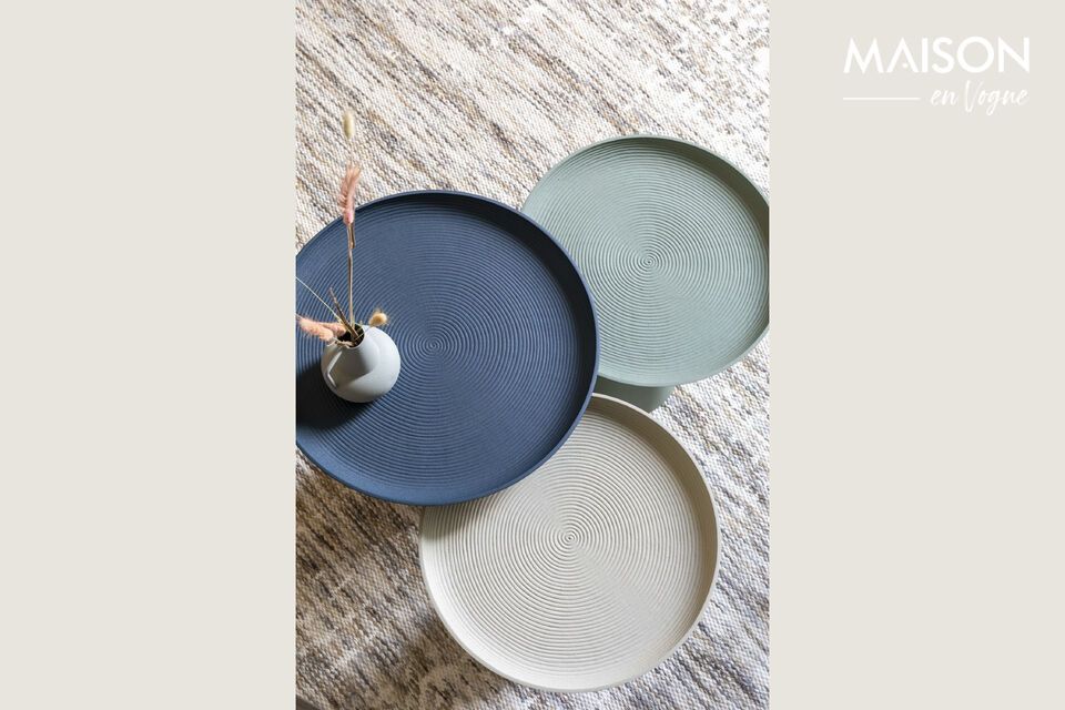 Fabricada en metal, esta mesita de color beige destaca por su sobriedad y robustez