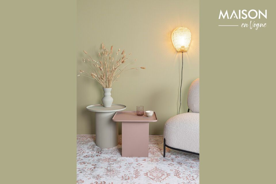 Añade un toque de suavidad con esta mesa metálica contemporánea.