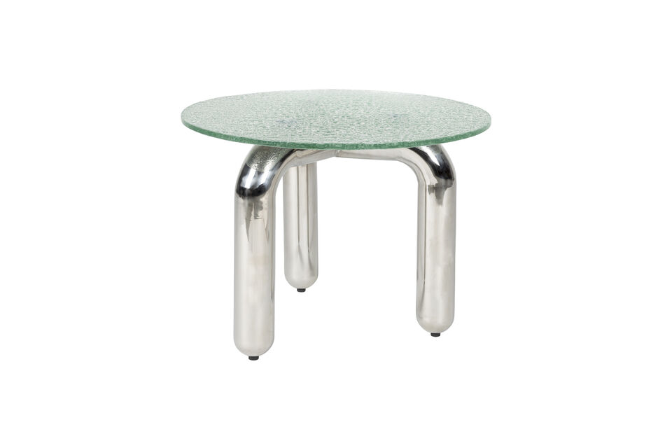 El sillón también tiene un diseño excéntrico gracias a su amplio asiento plegado con suave