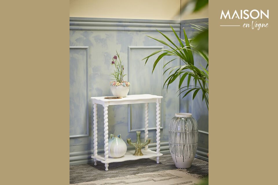 La mesa consola Bia de Creative Collection está fabricada en MDF y pino con bordes suaves y