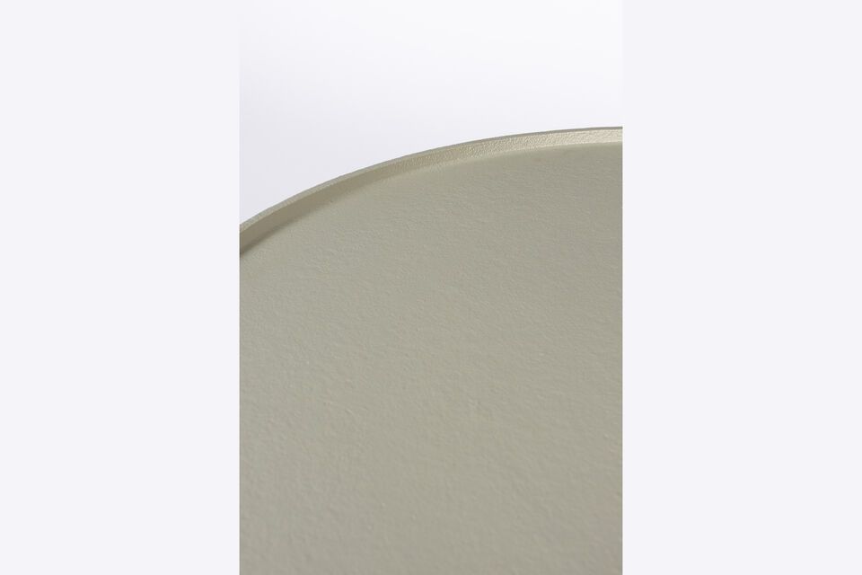 El acabado de aluminio fundido de la mesa Floss le confiere un brillo sutil que realza su aspecto