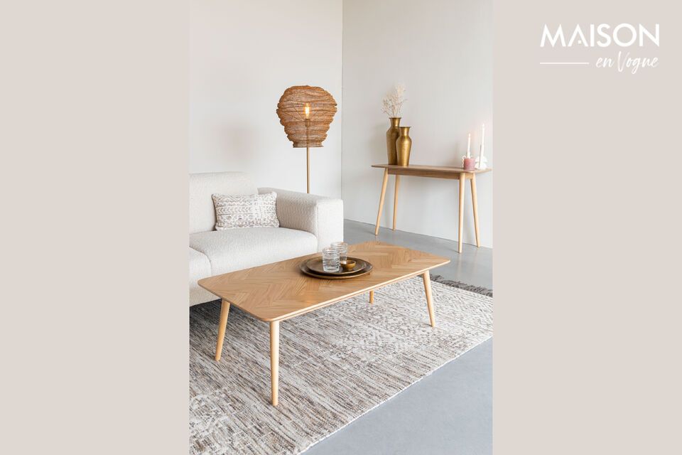 Elegancia funcional para su salón con la mesa de madera.