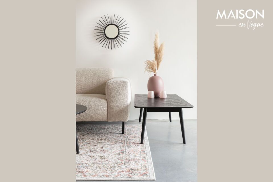 Elegancia y funcionalidad en una mesa de centro de madera negra.