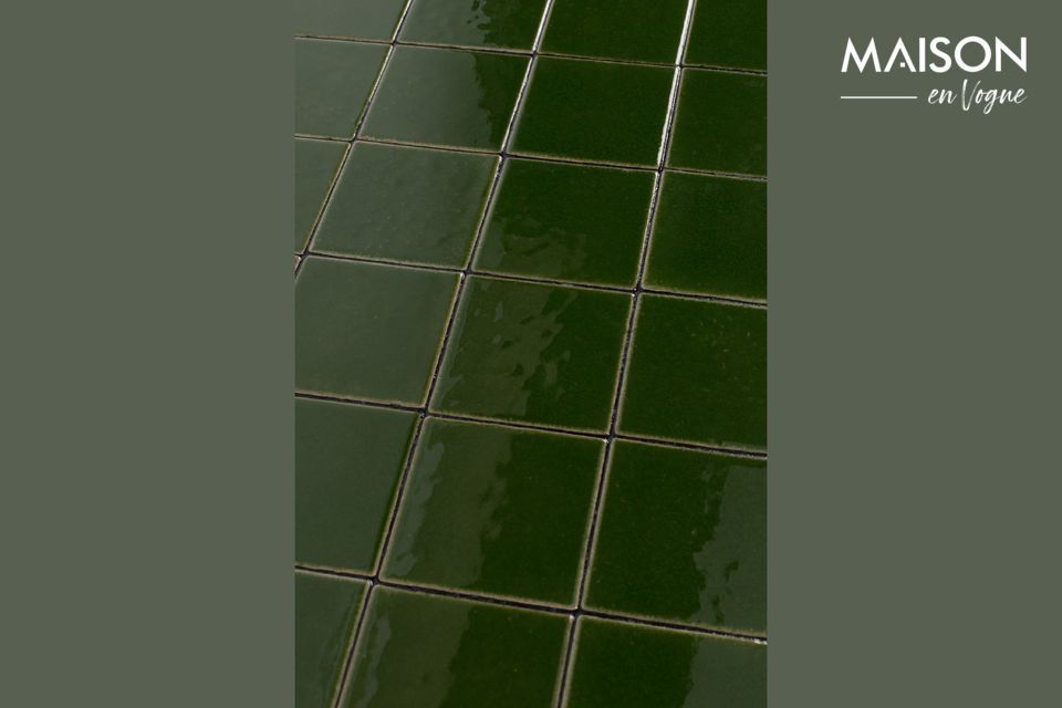 Con sus hermosos azulejos de cerámica verde, es una mesa de café con carácter