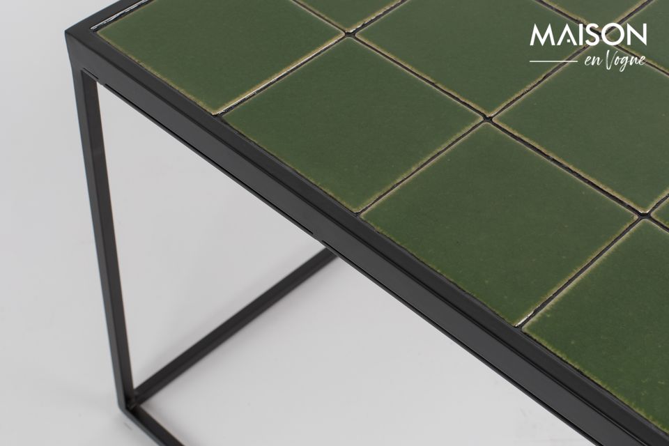 Diseño, está montado en una fina estructura de hierro lacado negro