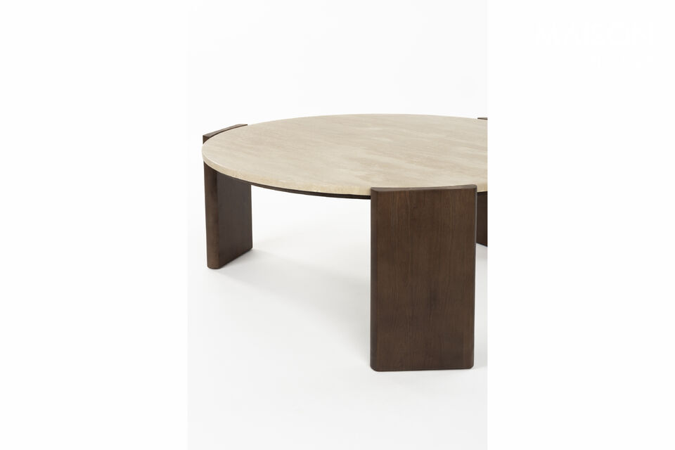 El sobre es de travertino y tiene un color claro que contrasta bellamente con la madera oscura de