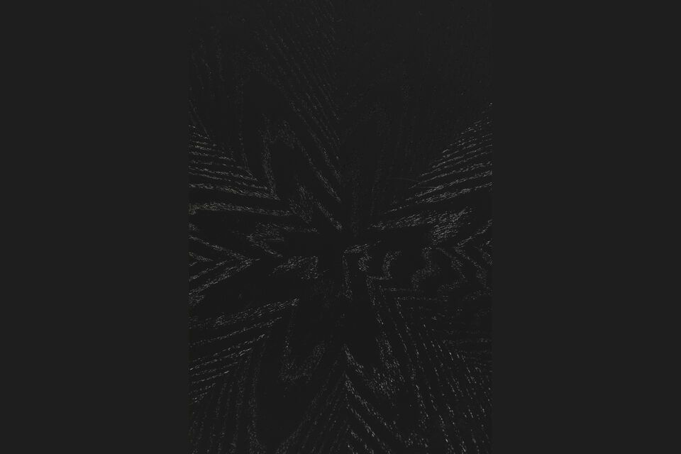 Fabricada en madera de alta calidad y acabada en negro intenso