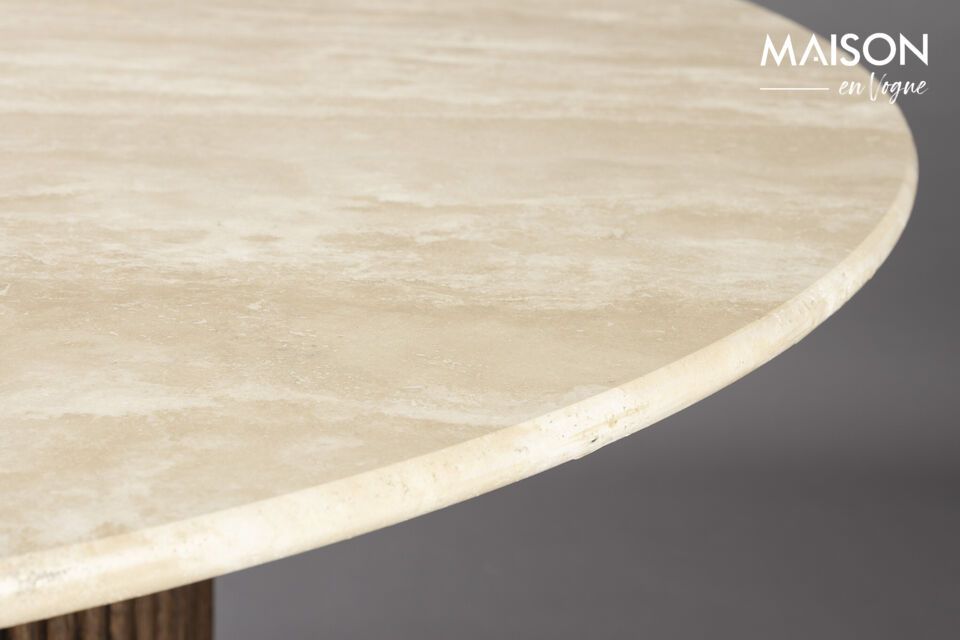 La mesa de comedor Arda de madera beige es el centro de mesa perfecto para un espacio cálido y