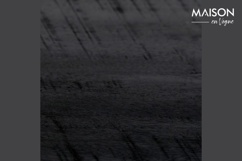 Una mesa de comedor de madera negra atípica