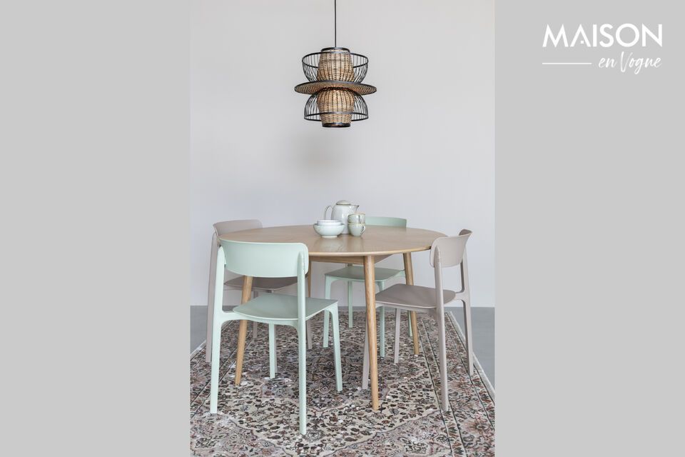 El color marrón de la mesa añade un toque de calidez a su decoración