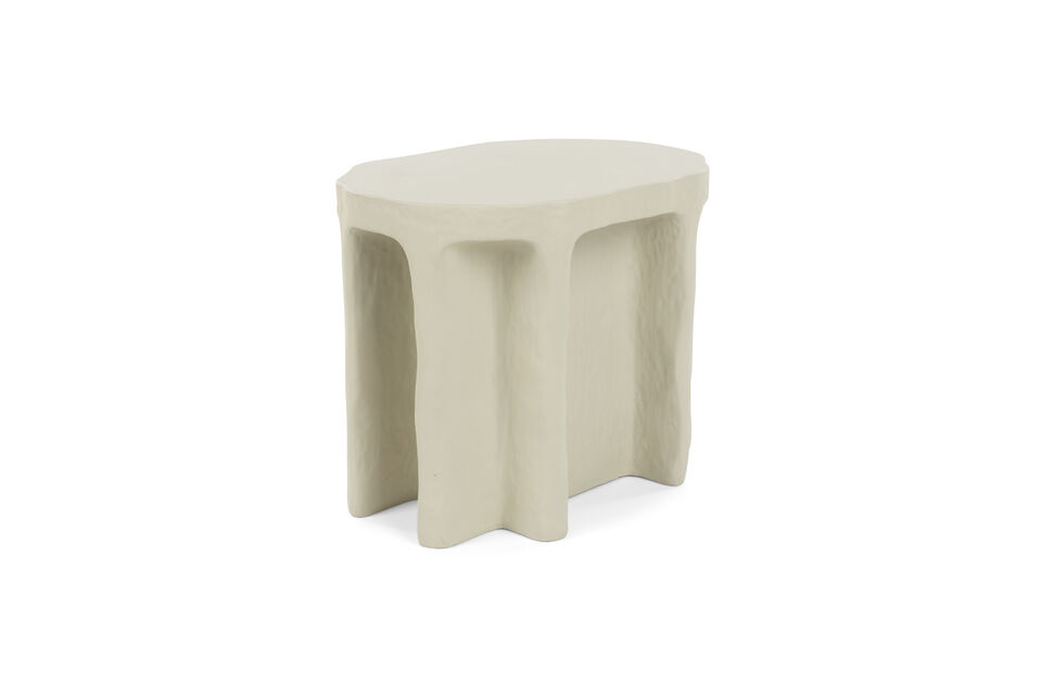 Su diseño tosco y el material terroso crean la ilusión de que esta mesa está hecha directamente
