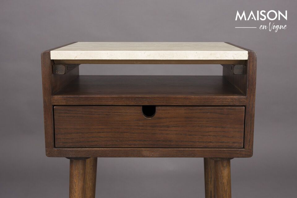 La mesilla de noche de madera beige Arda encarna la audacia del estilo vintage realzado por líneas